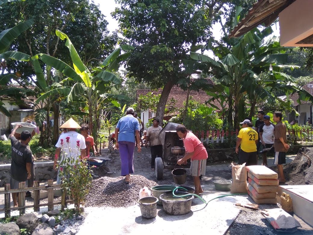 Warga Glagahombo melakukan kerja bakti